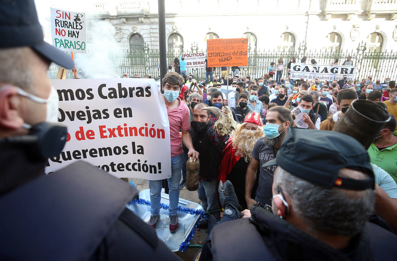 Una nueva tractorada volvió a paralizar el centro de la capital asturiana. Los ganaderos critican el «abandono» por parte de las administraciones públicas. Cientos de personas se concentraron ante la sede de Presidencia, donde se vivieron momentos de tensión. 