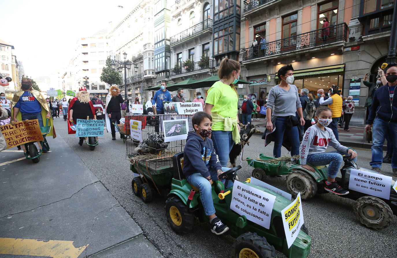 Una nueva tractorada volvió a paralizar el centro de la capital asturiana. Los ganaderos critican el «abandono» por parte de las administraciones públicas. Cientos de personas se concentraron ante la sede de Presidencia, donde se vivieron momentos de tensión. 