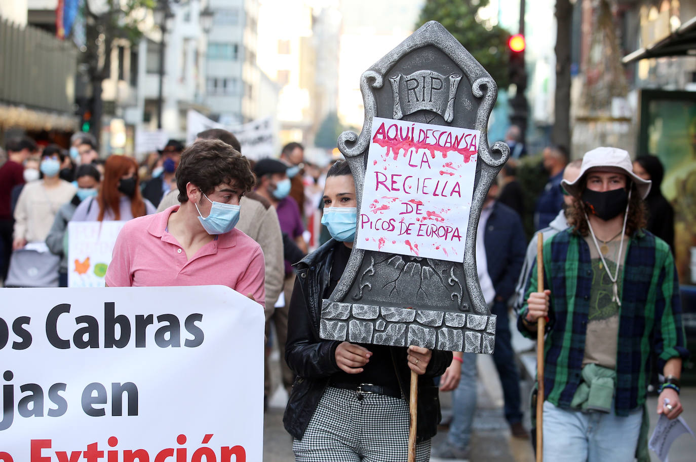 Una nueva tractorada volvió a paralizar el centro de la capital asturiana. Los ganaderos critican el «abandono» por parte de las administraciones públicas. Cientos de personas se concentraron ante la sede de Presidencia, donde se vivieron momentos de tensión. 