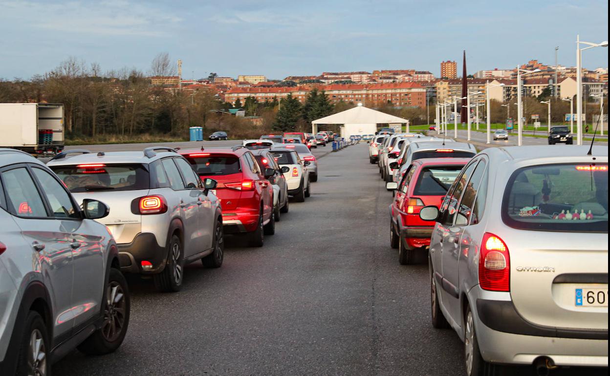 Colas para hacerse PCR en Gijón.