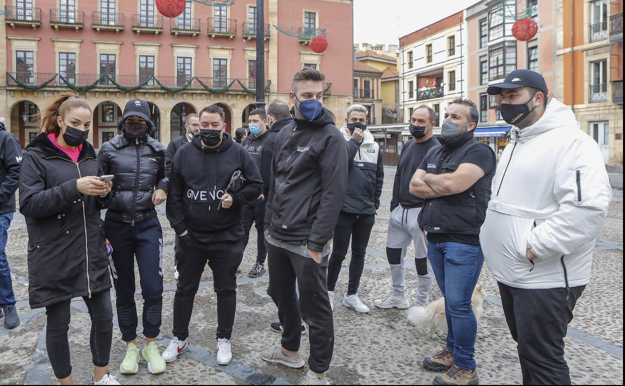 Protesta de los hosteleros en la plaza Mayor contra la decisión del Gobierno asturiano de cerrar el ocio nocturno. 