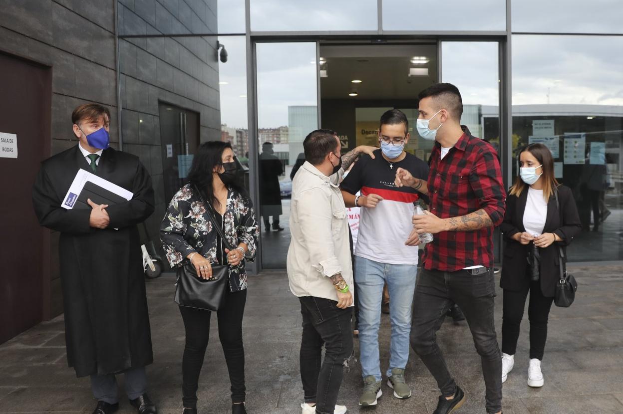 Germán, a la salida del Palacio de Justicia el día del juicio. 