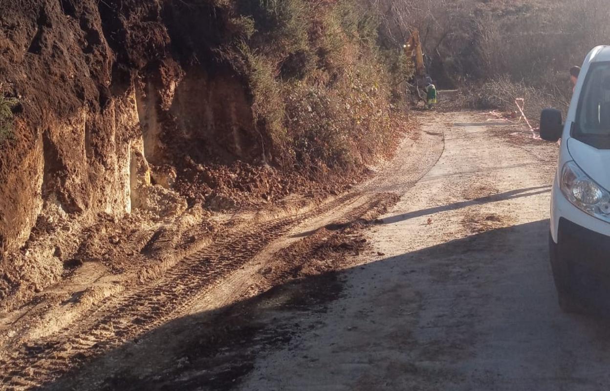 Obras en la pista de Onís. 