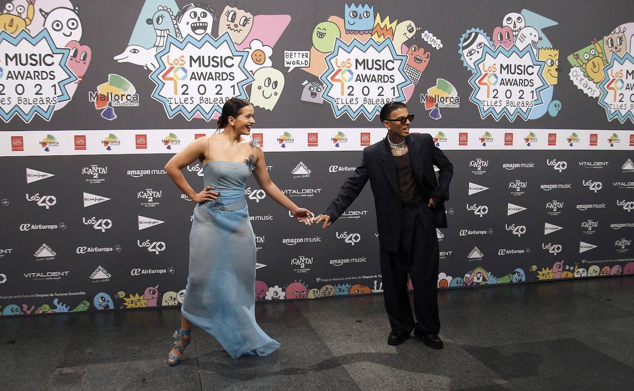 Rosalía y Rauw Alejandro posan en el photocall de los 40 Music Awards 2021