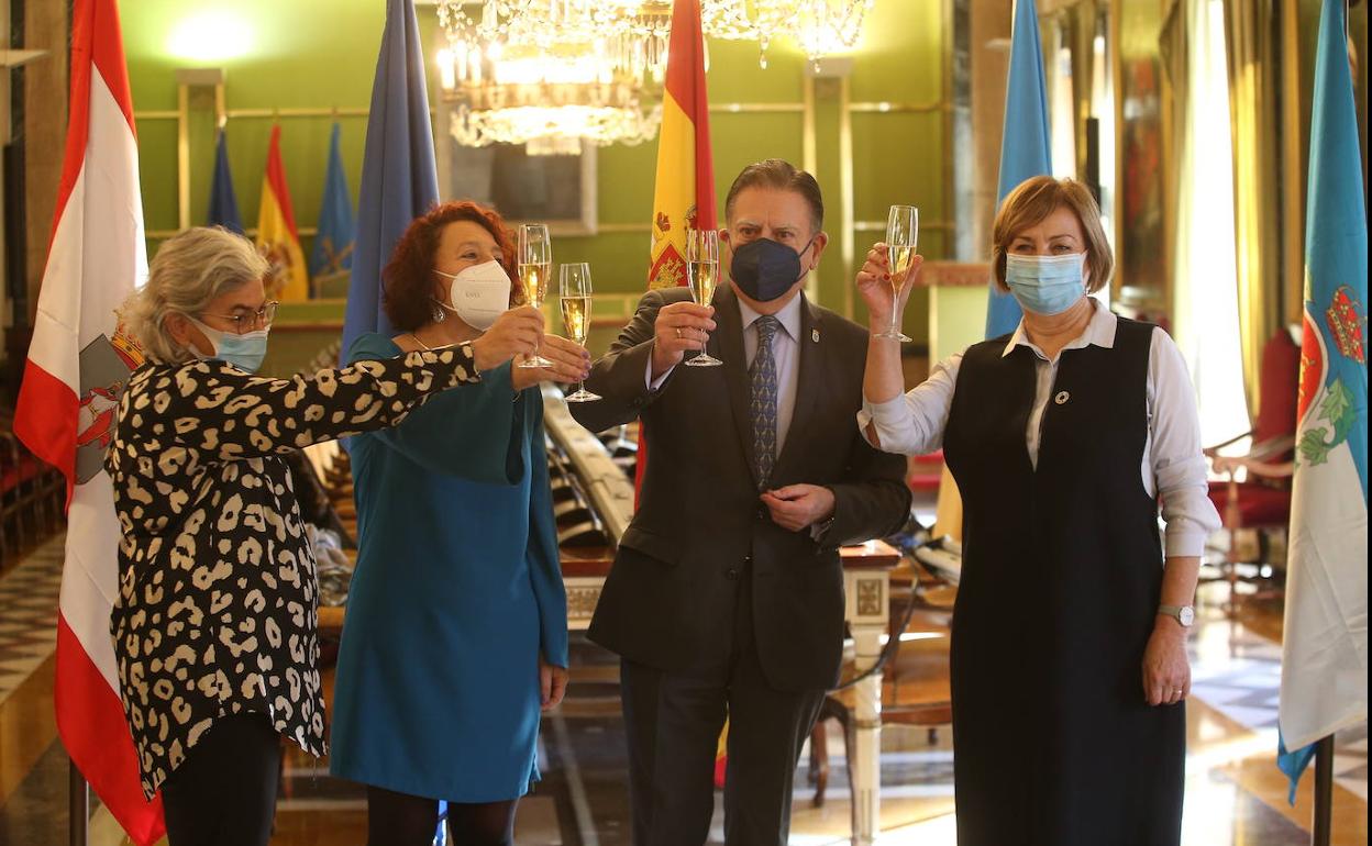 Ana González, Cecilia Pérez, Alfredo Canteli y Mariví Monteserín, durante el brindis. 