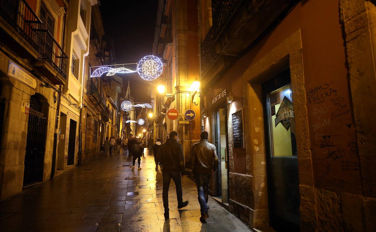 Bares de copas en el barrio del Antiguo, en Oviedo.