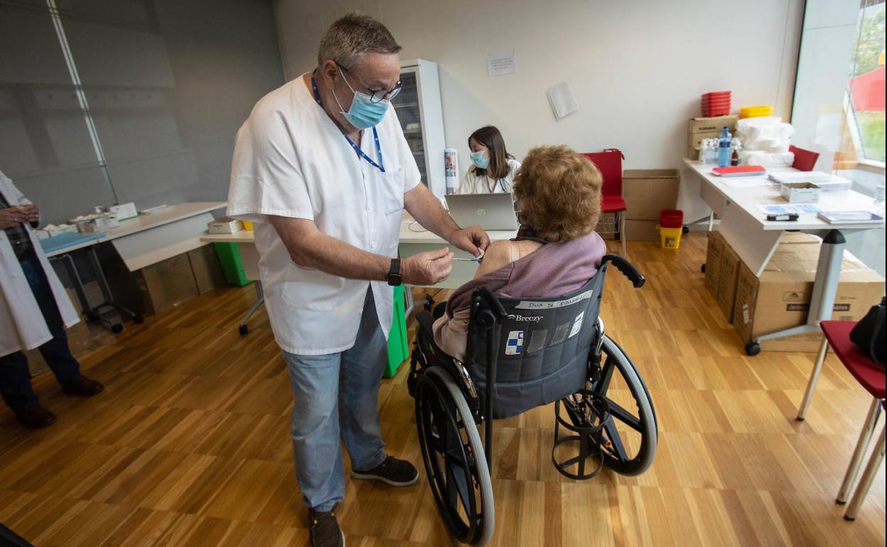 Una anciana recibe una dosis de la vacuna contra el covid. 