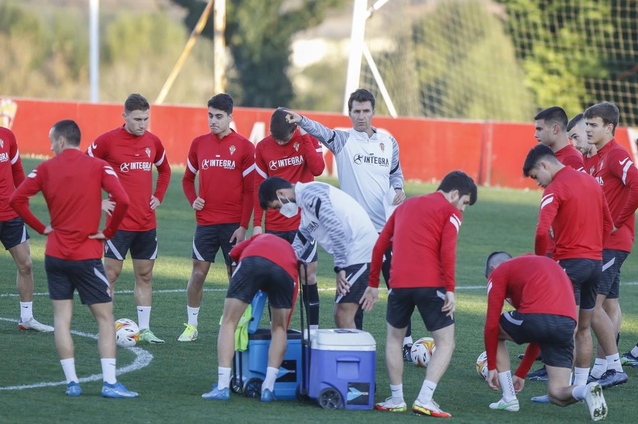 Gordillo da instrucciones al grupo de jugadores rojiblancos, con una nutrida representación del filial. 