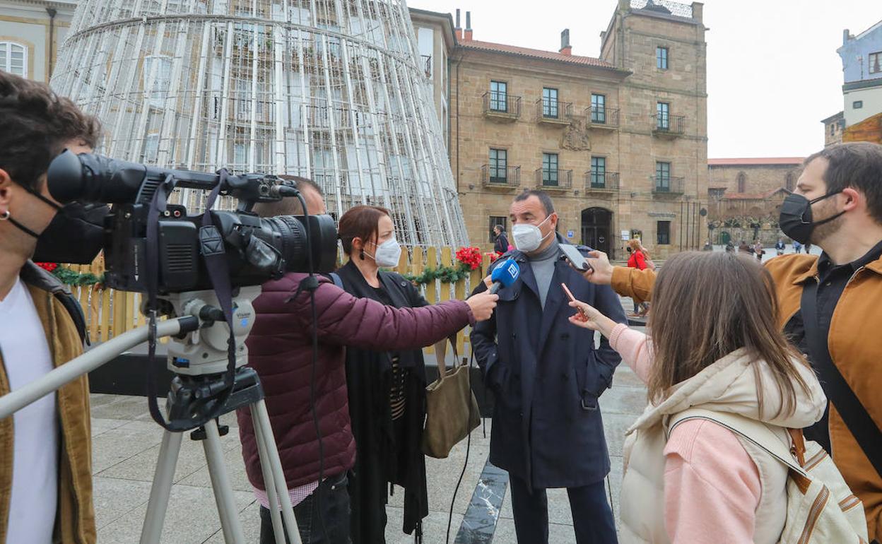 El comisario Rafael Ángel Rodríguez ha atendido esta mañana a los medios en la plaza de España. 
