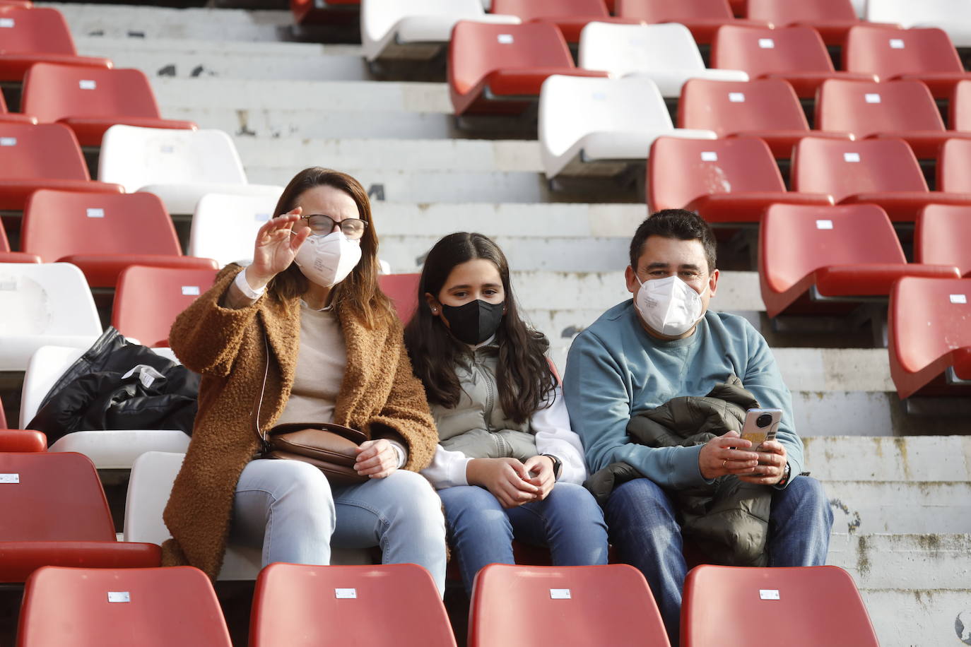 Fotos: ¿Estuviste en el Sporting - Lugo? ¡Búscate!