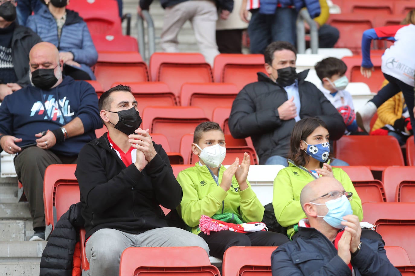 Fotos: ¿Estuviste en el Sporting - Lugo? ¡Búscate!