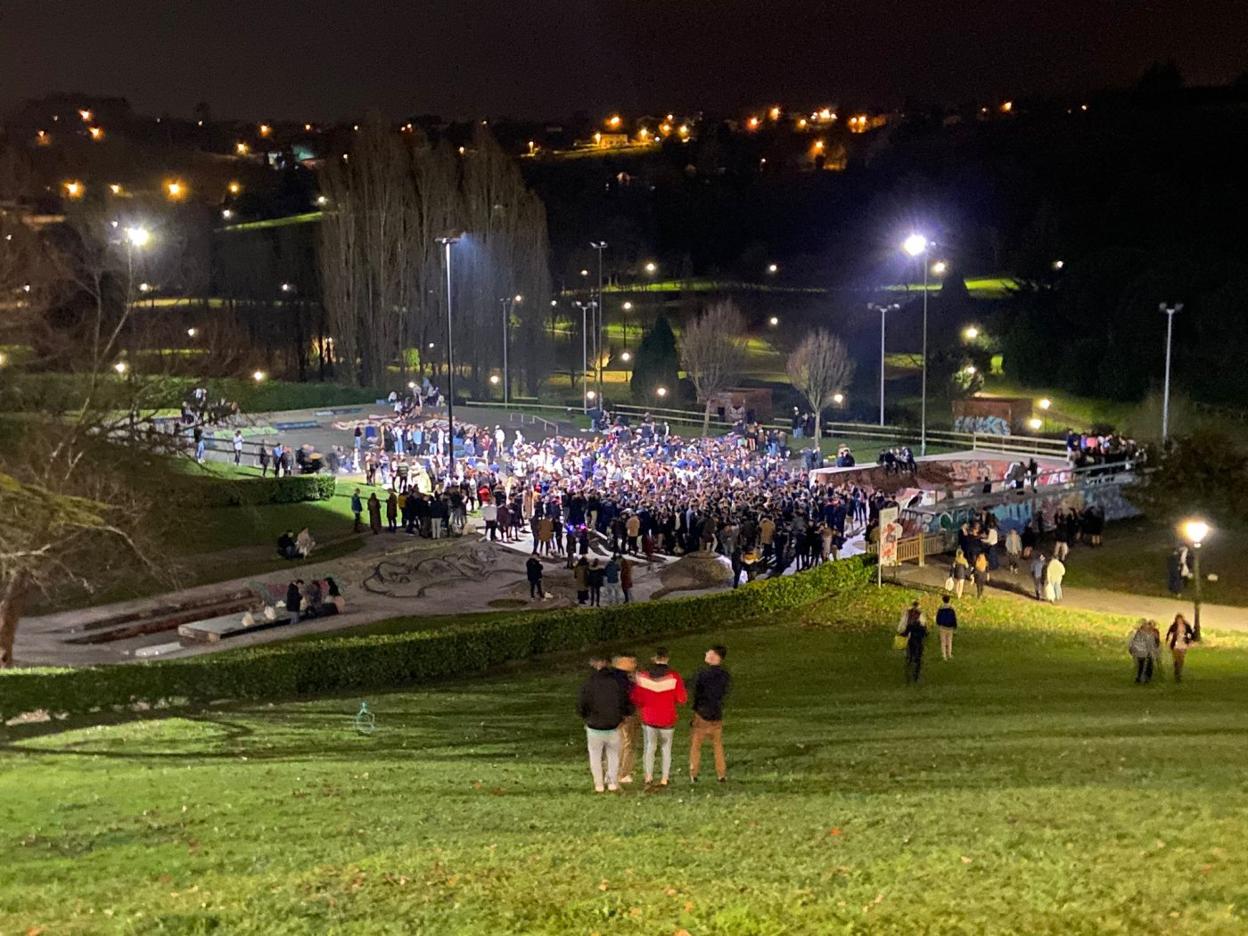 El botellón más multitudinario de los que tuvieron lugar en Asturias congregó a cerca de un millar de jóvenes en el parque de Invierno de Oviedo. 