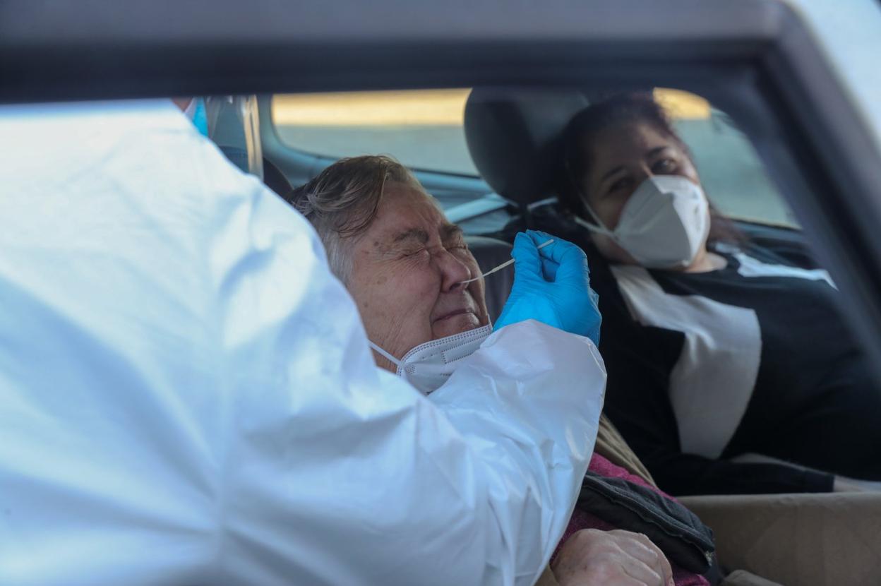 Una mujer se somete a una PCR en el autocovid de Marina. 