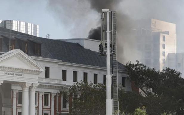 El incendio ha afectado al tejado del Parlamento de Sudáfrica. 