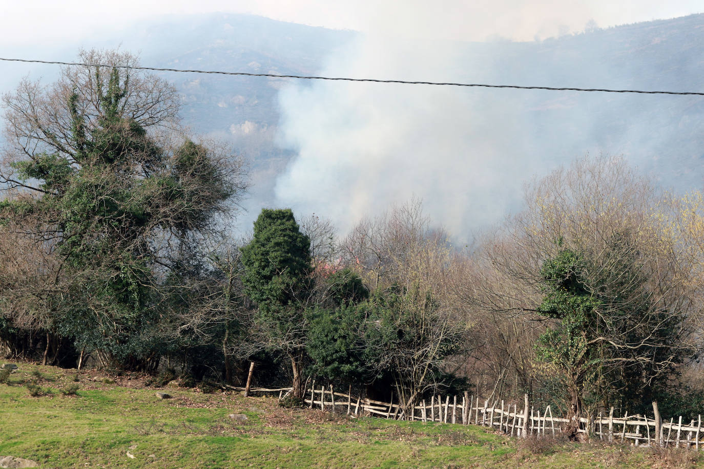 La región ha llegado a sumar un centenar de incendios forestales activos durante el fin de semana. Este lunes los bomberos continuan luchando contra más de cuarenta fuegos 