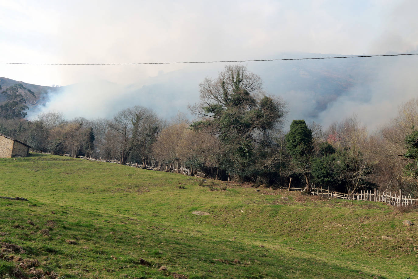 La región ha llegado a sumar un centenar de incendios forestales activos durante el fin de semana. Este lunes los bomberos continuan luchando contra más de cuarenta fuegos 