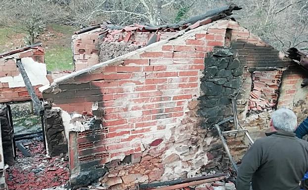El propietario de la cabaña de la Peña L'Aguila, en Piloña, ante los restos calcinados.