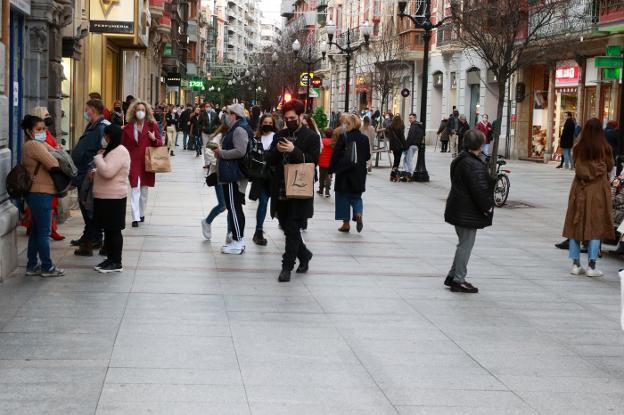 Las compras y las actividades navideñas llenan Gijón el primer domingo del año