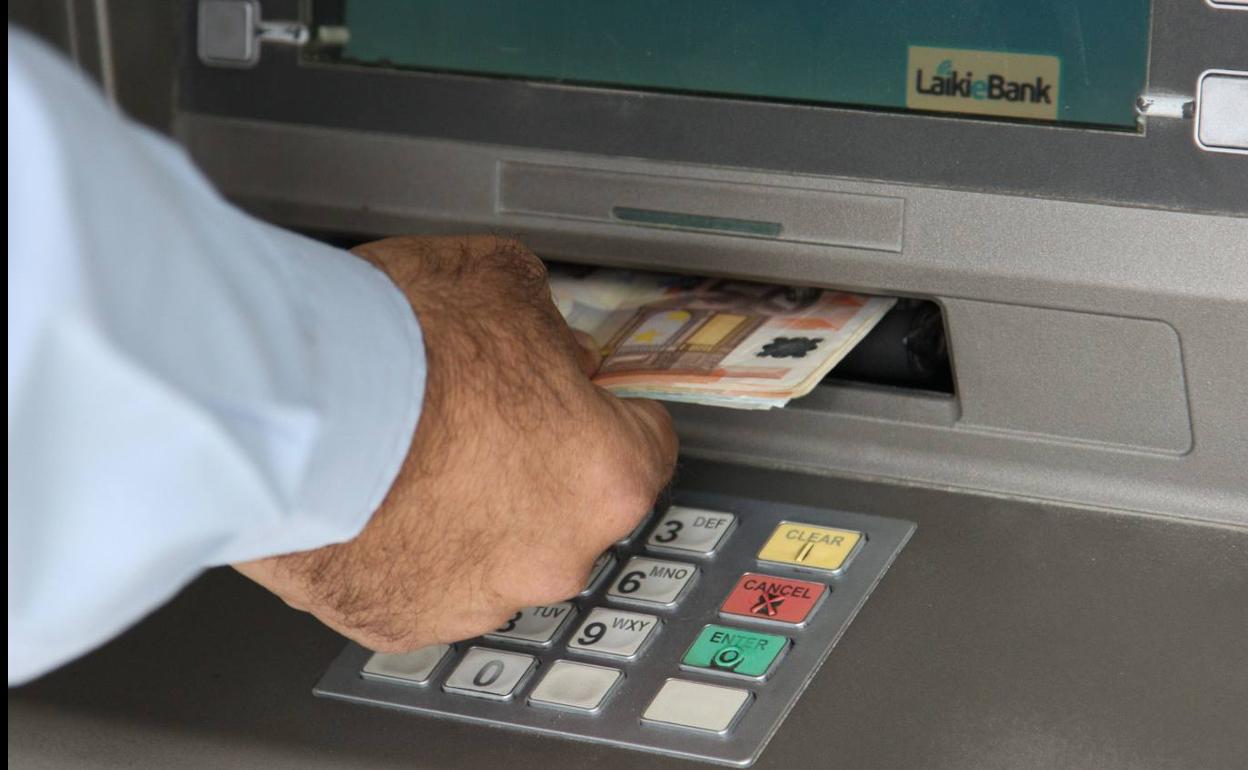 Detenida en Gijón por robar 35.000 euros al anciano al que cuidaba