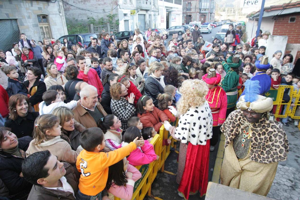 Visita de los Reyes Magos a Pravia anterior a la pandemia. 