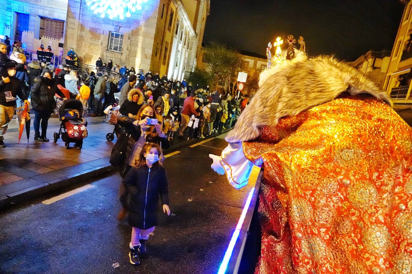 Fotos: Colorida cabalgata de los Reyes Magos en Cangas de Onís