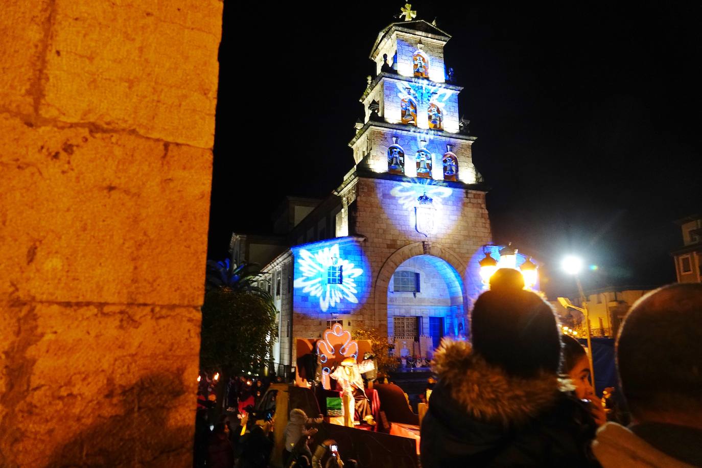 Fotos: Colorida cabalgata de los Reyes Magos en Cangas de Onís
