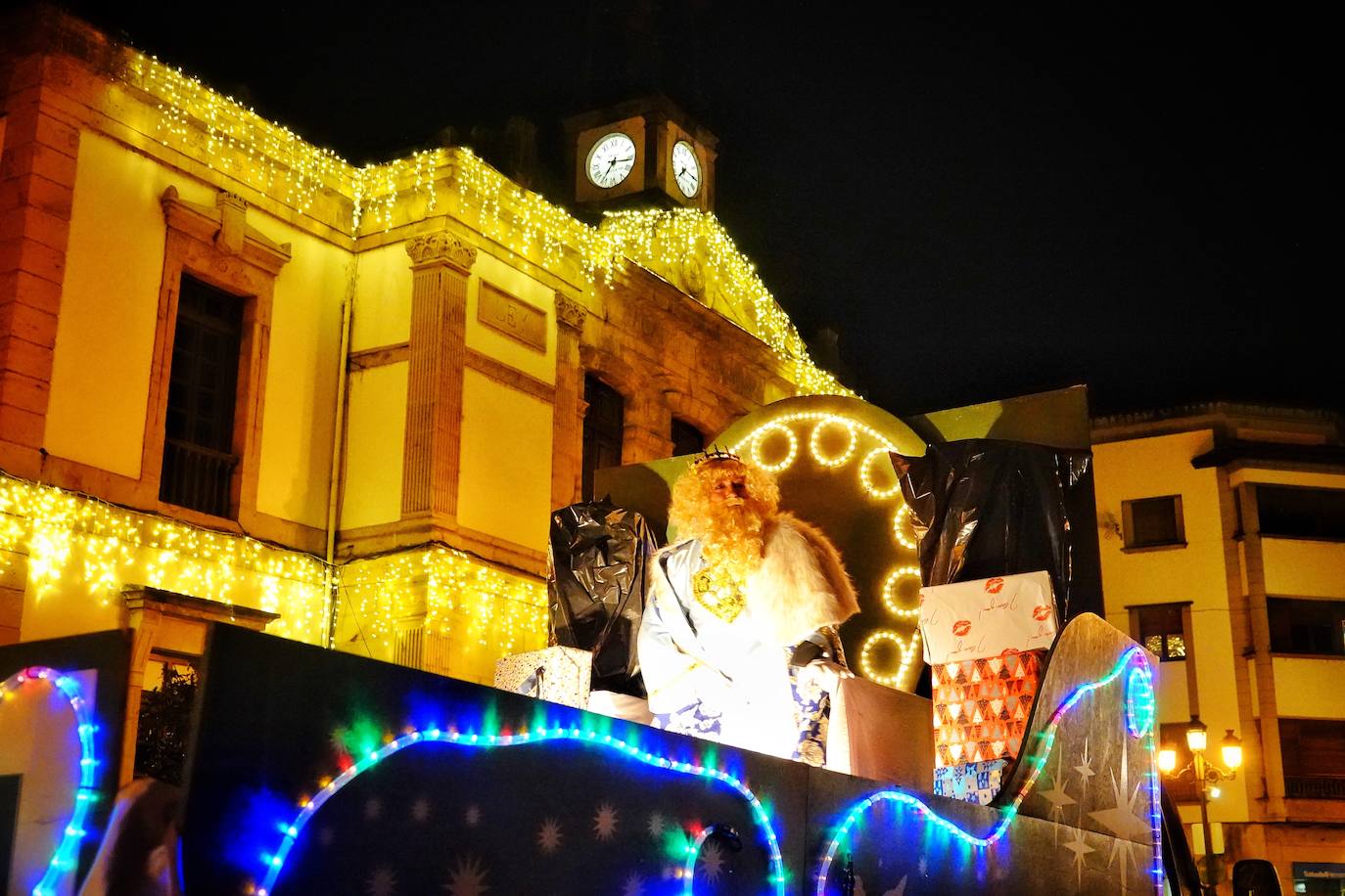 Fotos: Colorida cabalgata de los Reyes Magos en Cangas de Onís