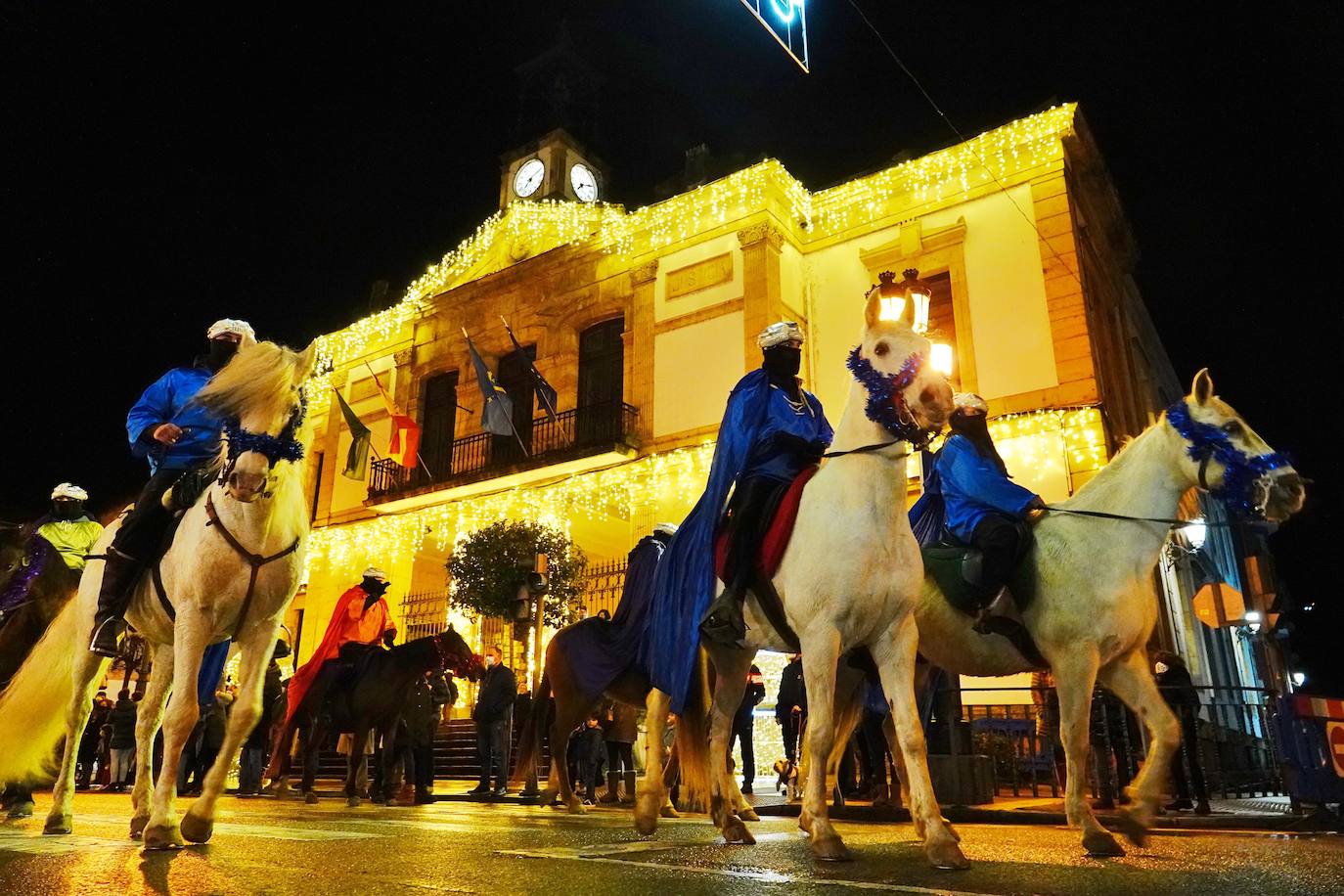 Fotos: Colorida cabalgata de los Reyes Magos en Cangas de Onís