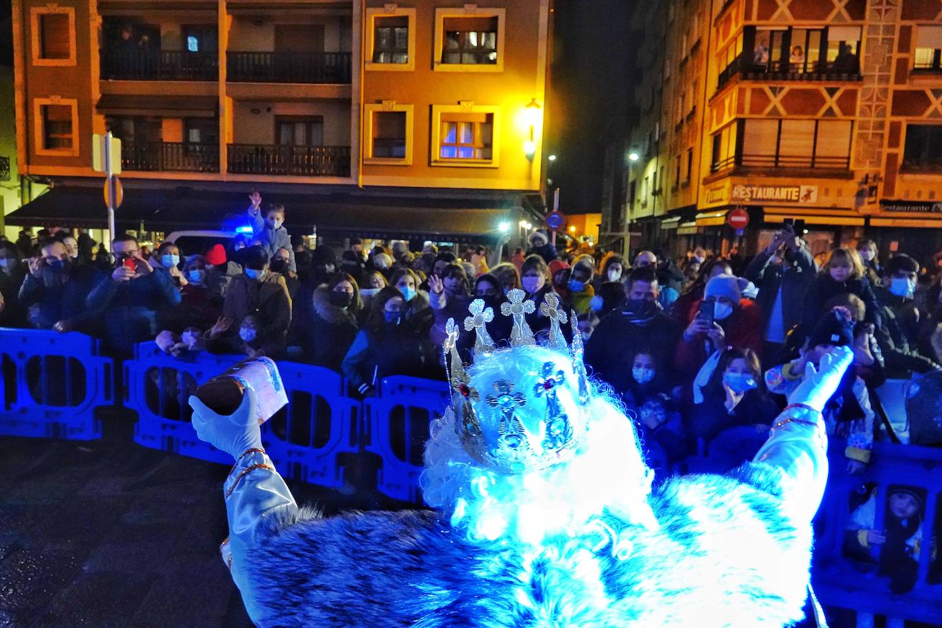 Fotos: Colorida cabalgata de los Reyes Magos en Cangas de Onís