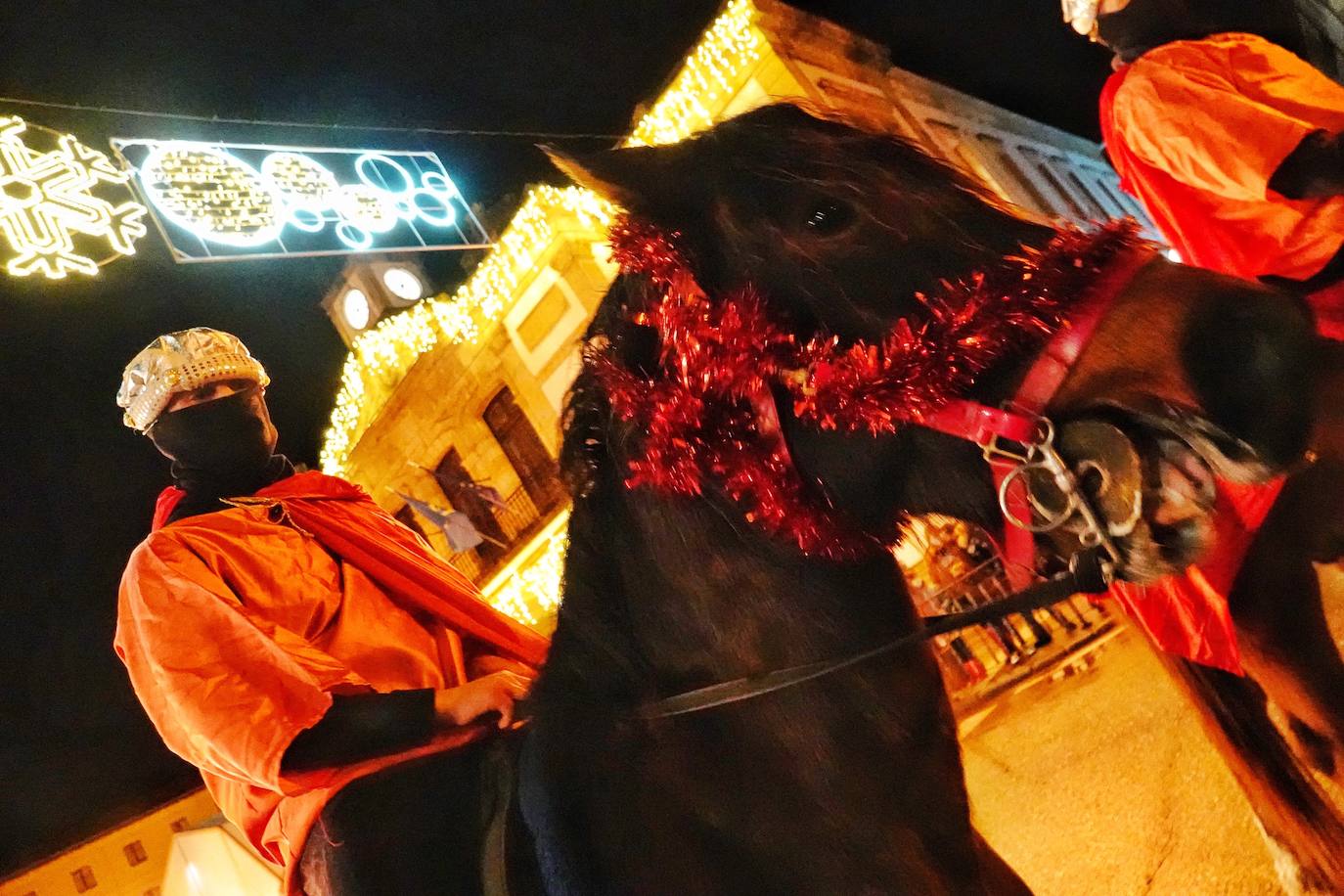 Fotos: Colorida cabalgata de los Reyes Magos en Cangas de Onís