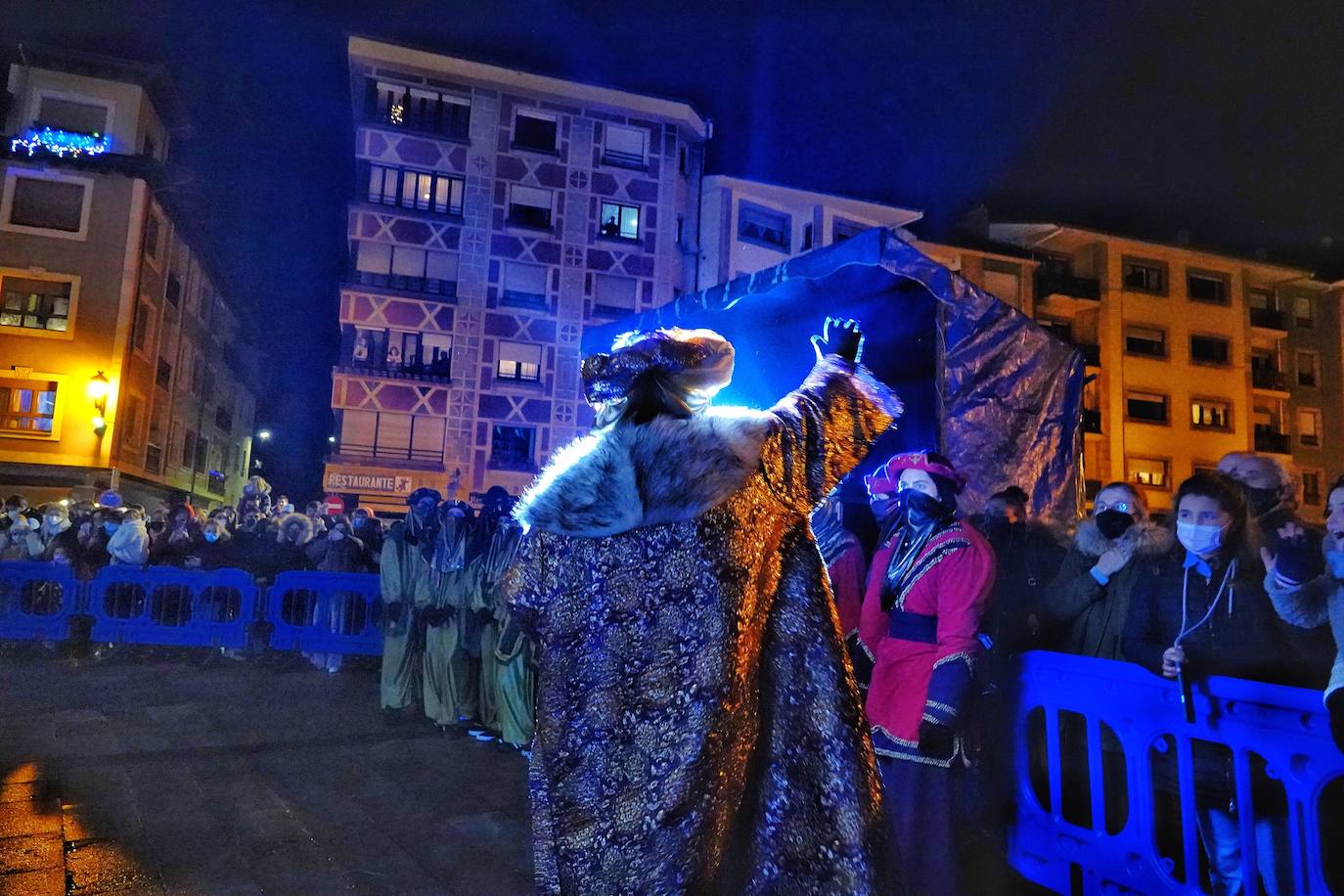 Fotos: Colorida cabalgata de los Reyes Magos en Cangas de Onís