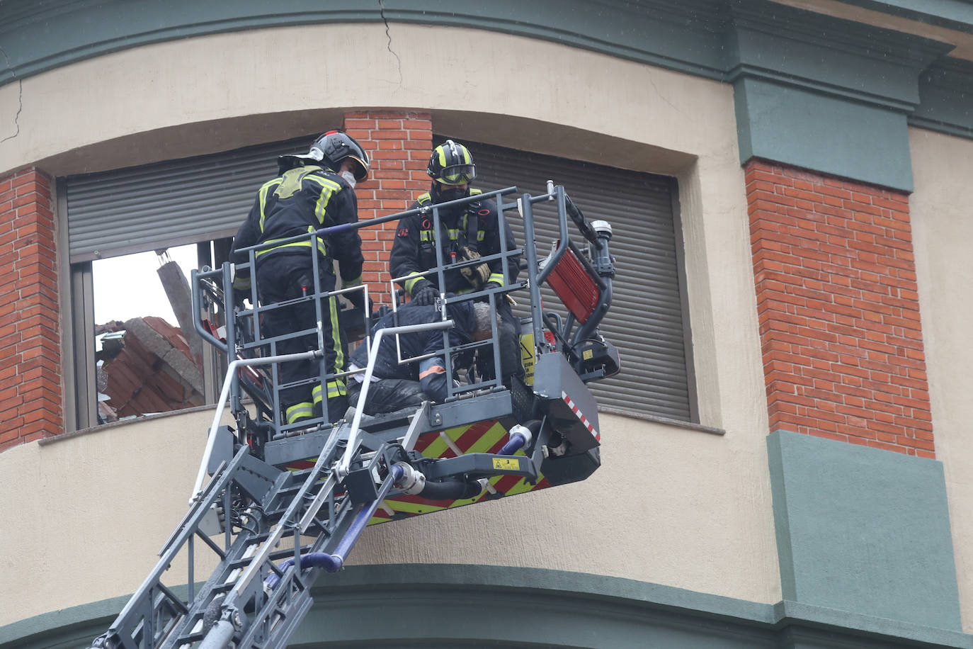 Dos personas quedaron atrapadas tras derrumbarse parte del techo del colegio de San Vicente de Paúl, en Gijón. 