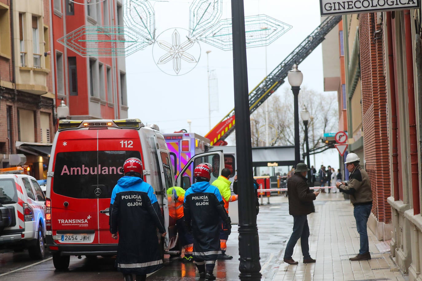 Dos personas quedaron atrapadas tras derrumbarse parte del techo del colegio de San Vicente de Paúl, en Gijón. 