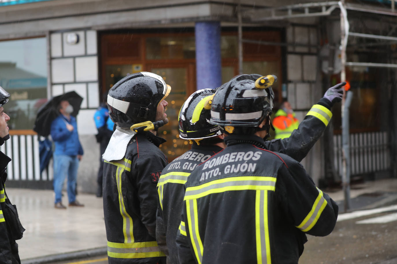 Dos personas quedaron atrapadas tras derrumbarse parte del techo del colegio de San Vicente de Paúl, en Gijón. 
