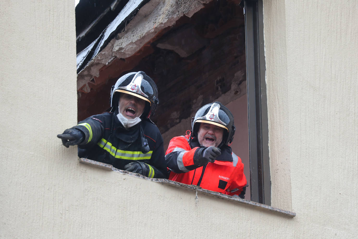 Dos personas quedaron atrapadas tras derrumbarse parte del techo del colegio de San Vicente de Paúl, en Gijón. 