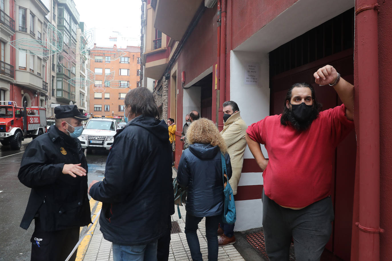 Dos personas quedaron atrapadas tras derrumbarse parte del techo del colegio de San Vicente de Paúl, en Gijón. 