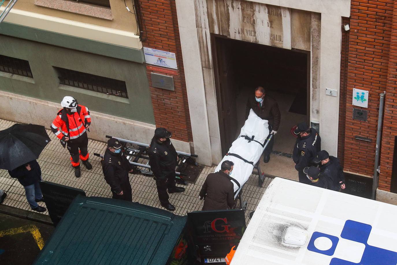 Dos personas quedaron atrapadas tras derrumbarse parte del techo del colegio de San Vicente de Paúl, en Gijón. 