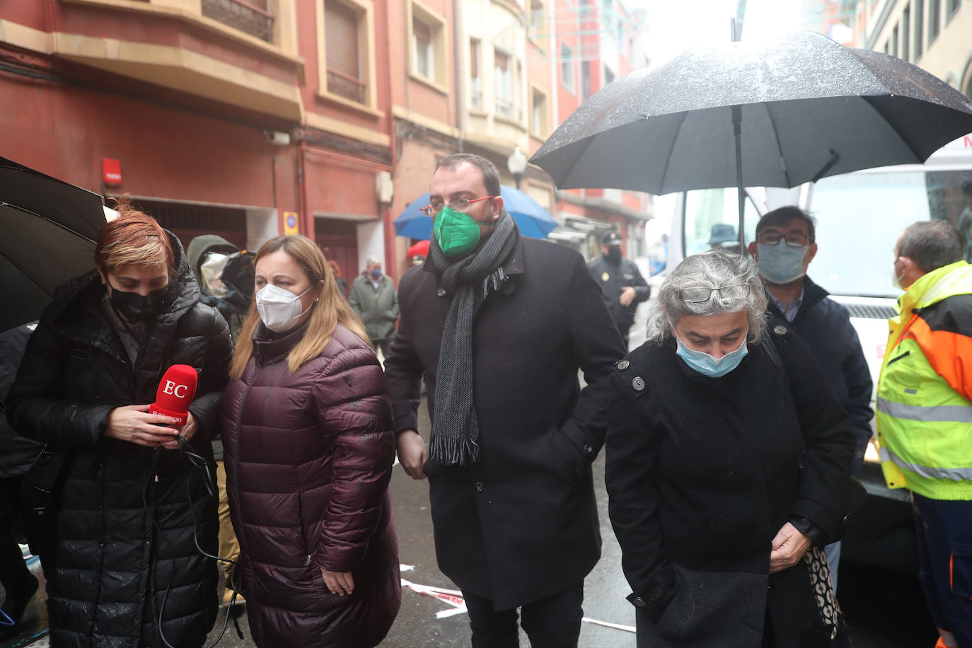Dos personas quedaron atrapadas tras derrumbarse parte del techo del colegio de San Vicente de Paúl, en Gijón. 