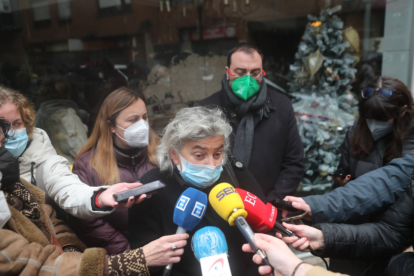 Dos personas quedaron atrapadas tras derrumbarse parte del techo del colegio de San Vicente de Paúl, en Gijón. 