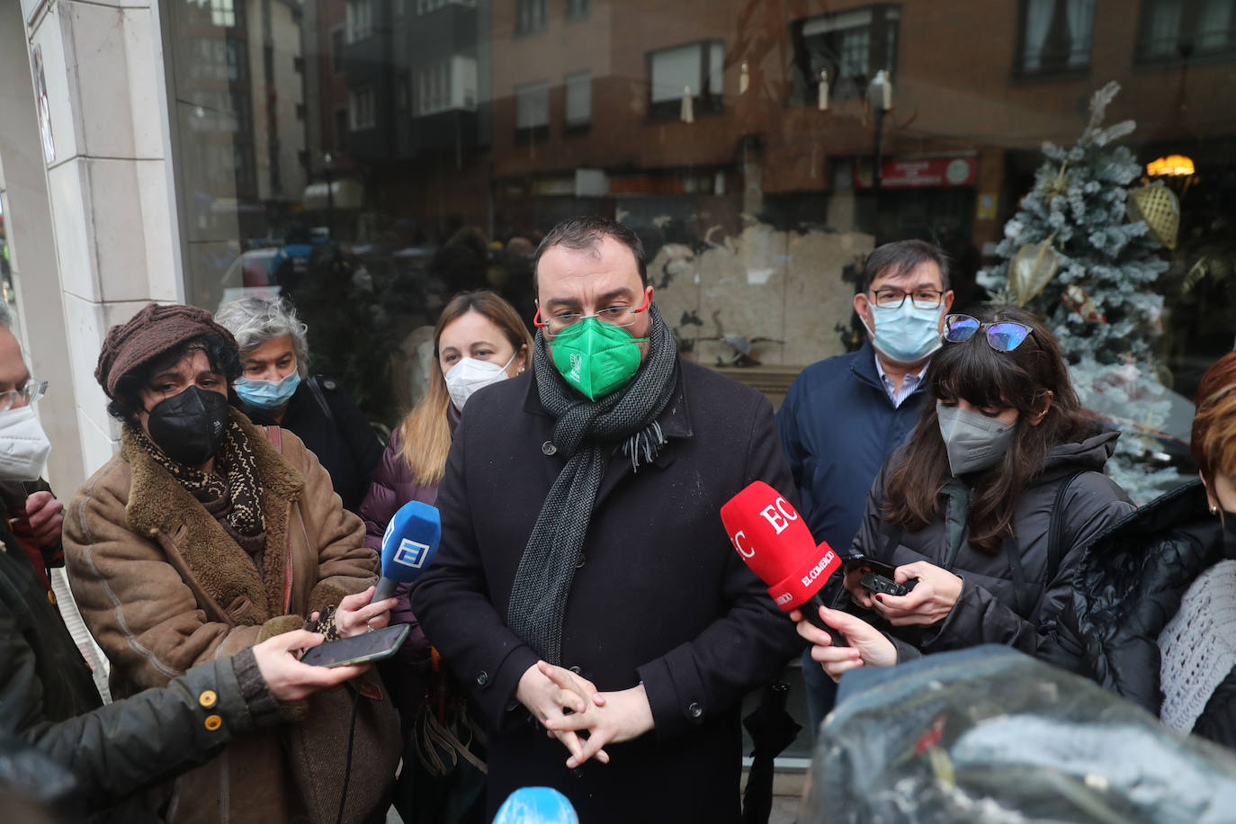 Dos personas quedaron atrapadas tras derrumbarse parte del techo del colegio de San Vicente de Paúl, en Gijón. 