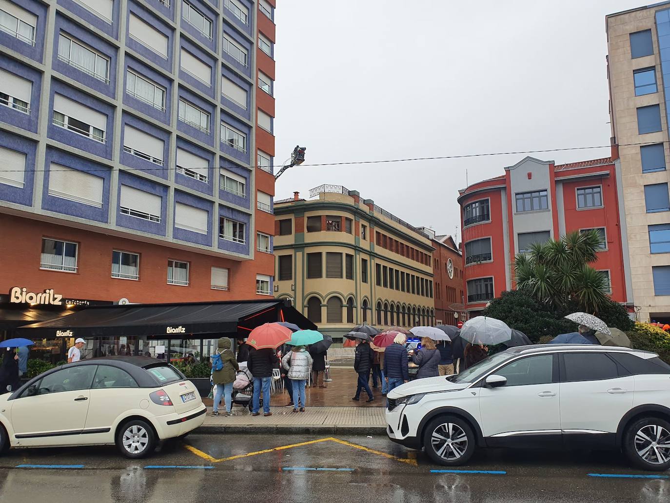 Dos personas quedaron atrapadas tras derrumbarse parte del techo del colegio de San Vicente de Paúl, en Gijón. 