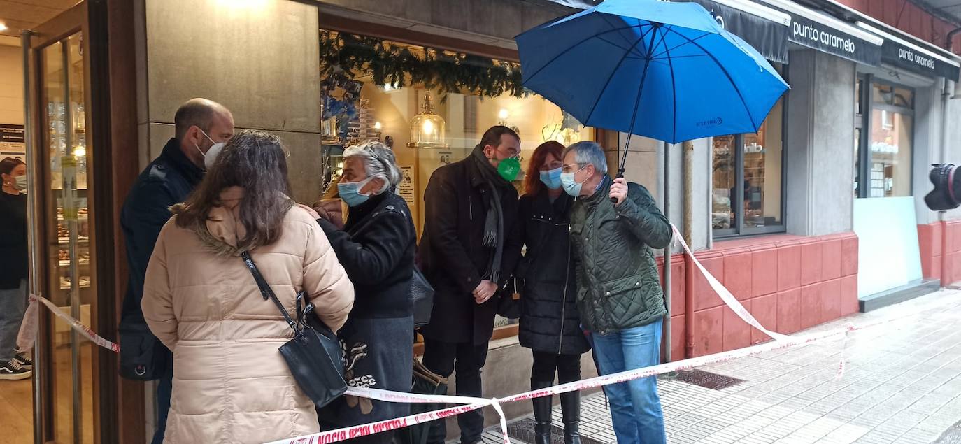 Dos personas quedaron atrapadas tras derrumbarse parte del techo del colegio de San Vicente de Paúl, en Gijón. 