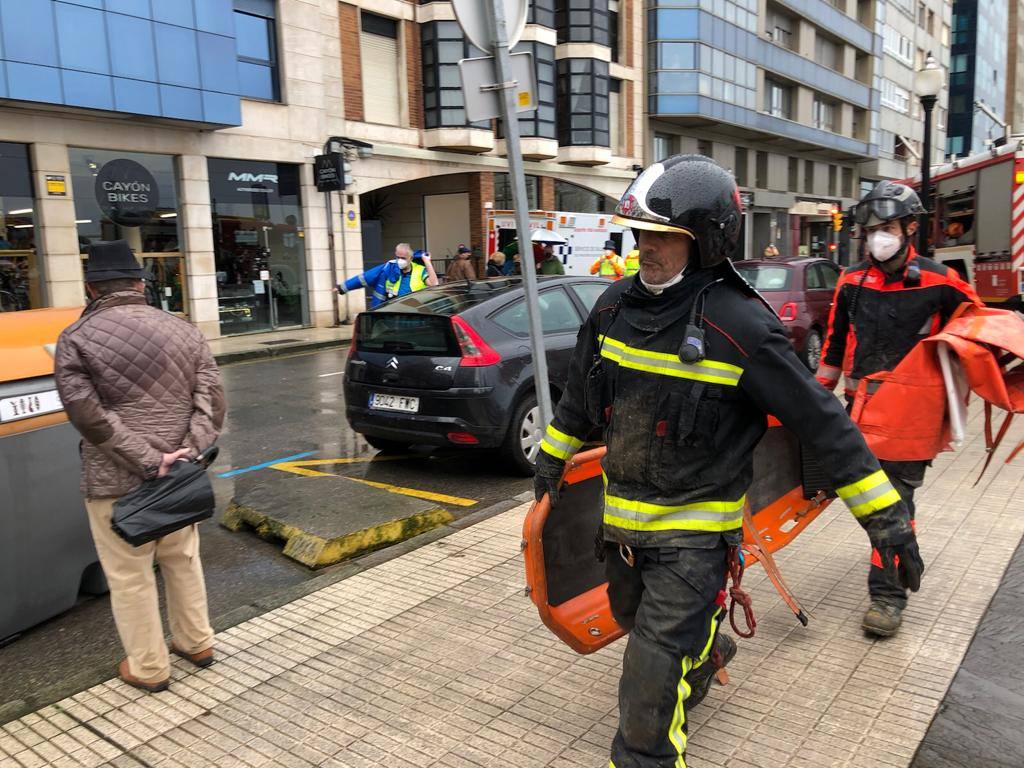 Dos personas quedaron atrapadas tras derrumbarse parte del techo del colegio de San Vicente de Paúl, en Gijón. 