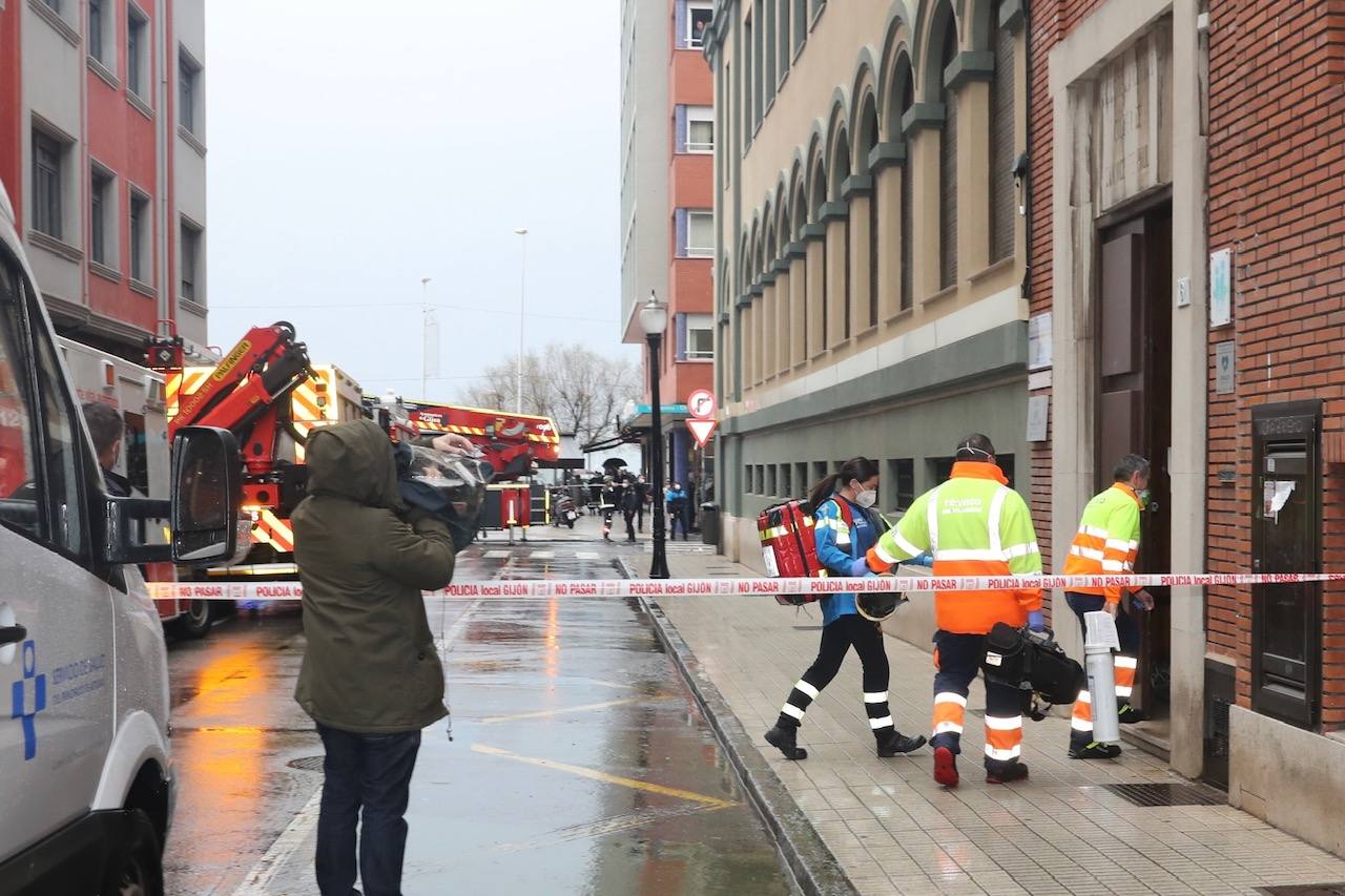 Dos personas quedaron atrapadas tras derrumbarse parte del techo del colegio de San Vicente de Paúl, en Gijón. 