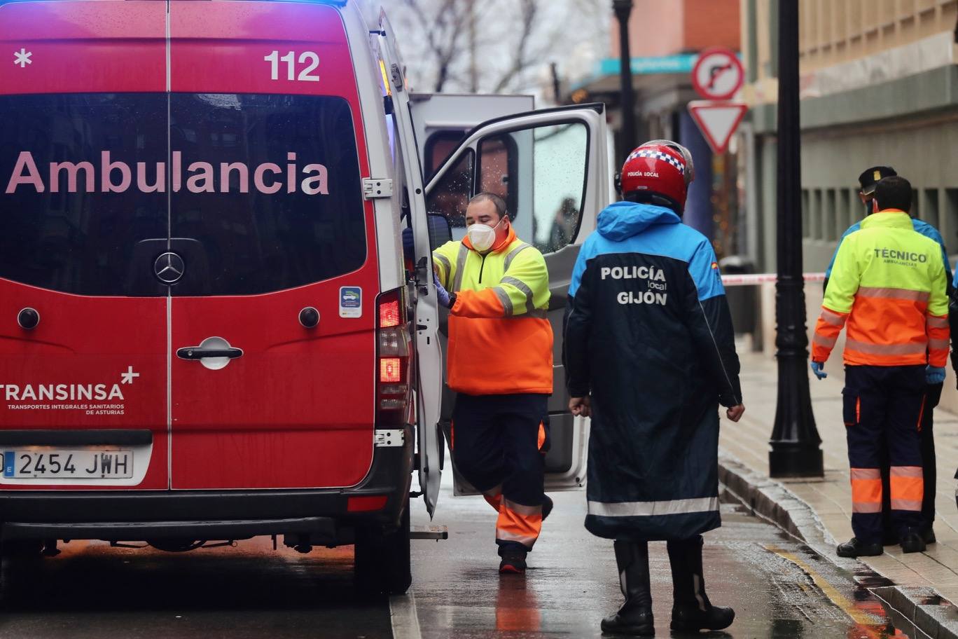 Dos personas quedaron atrapadas tras derrumbarse parte del techo del colegio de San Vicente de Paúl, en Gijón. 