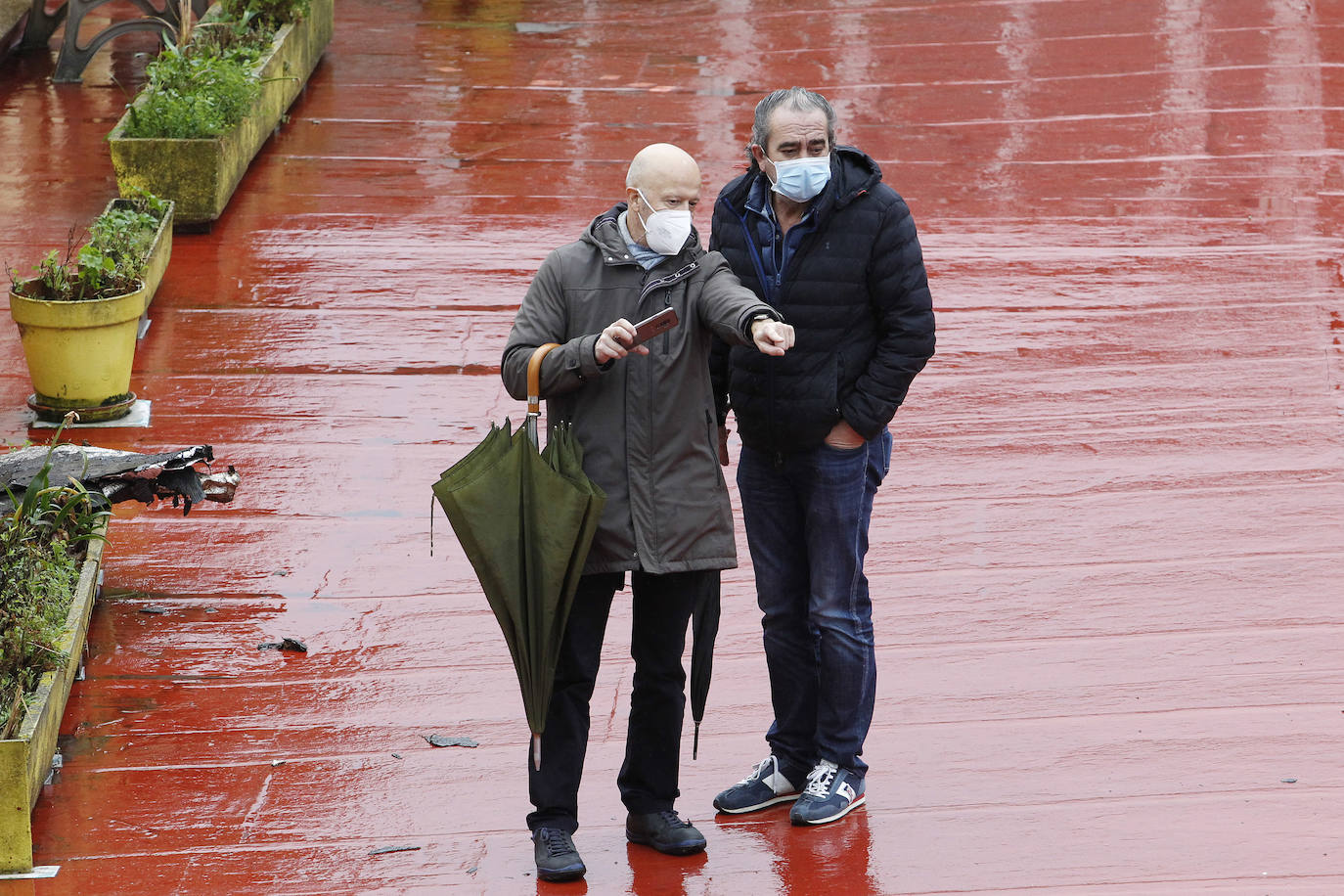 Dos personas quedaron atrapadas tras derrumbarse parte del techo del colegio de San Vicente de Paúl, en Gijón. 