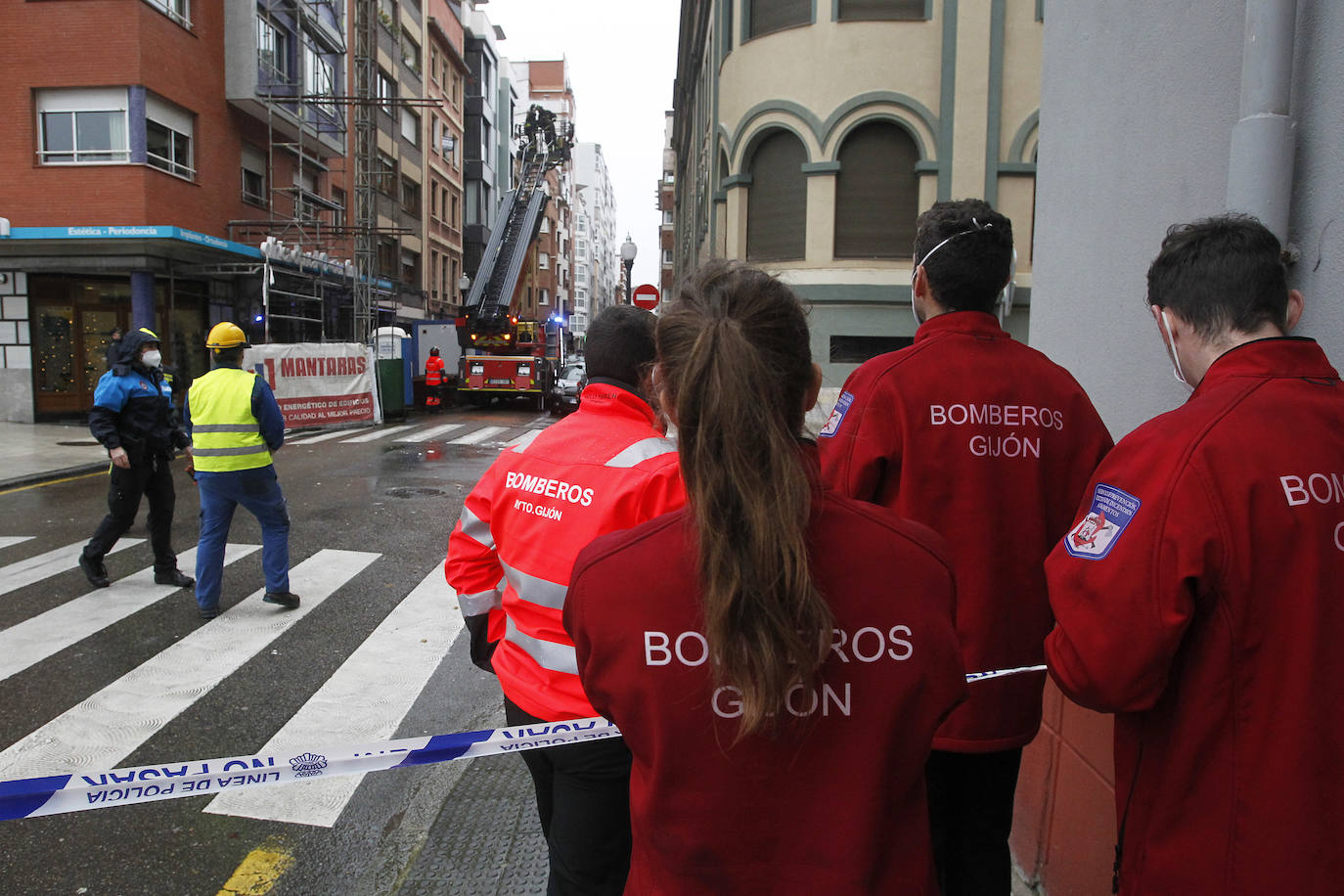 Dos personas quedaron atrapadas tras derrumbarse parte del techo del colegio de San Vicente de Paúl, en Gijón. 
