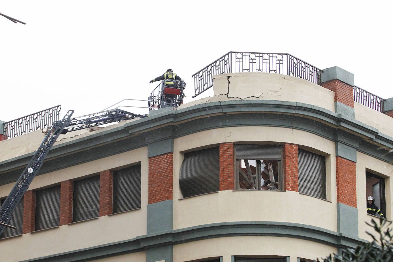 Dos personas quedaron atrapadas tras derrumbarse parte del techo del colegio de San Vicente de Paúl, en Gijón. 