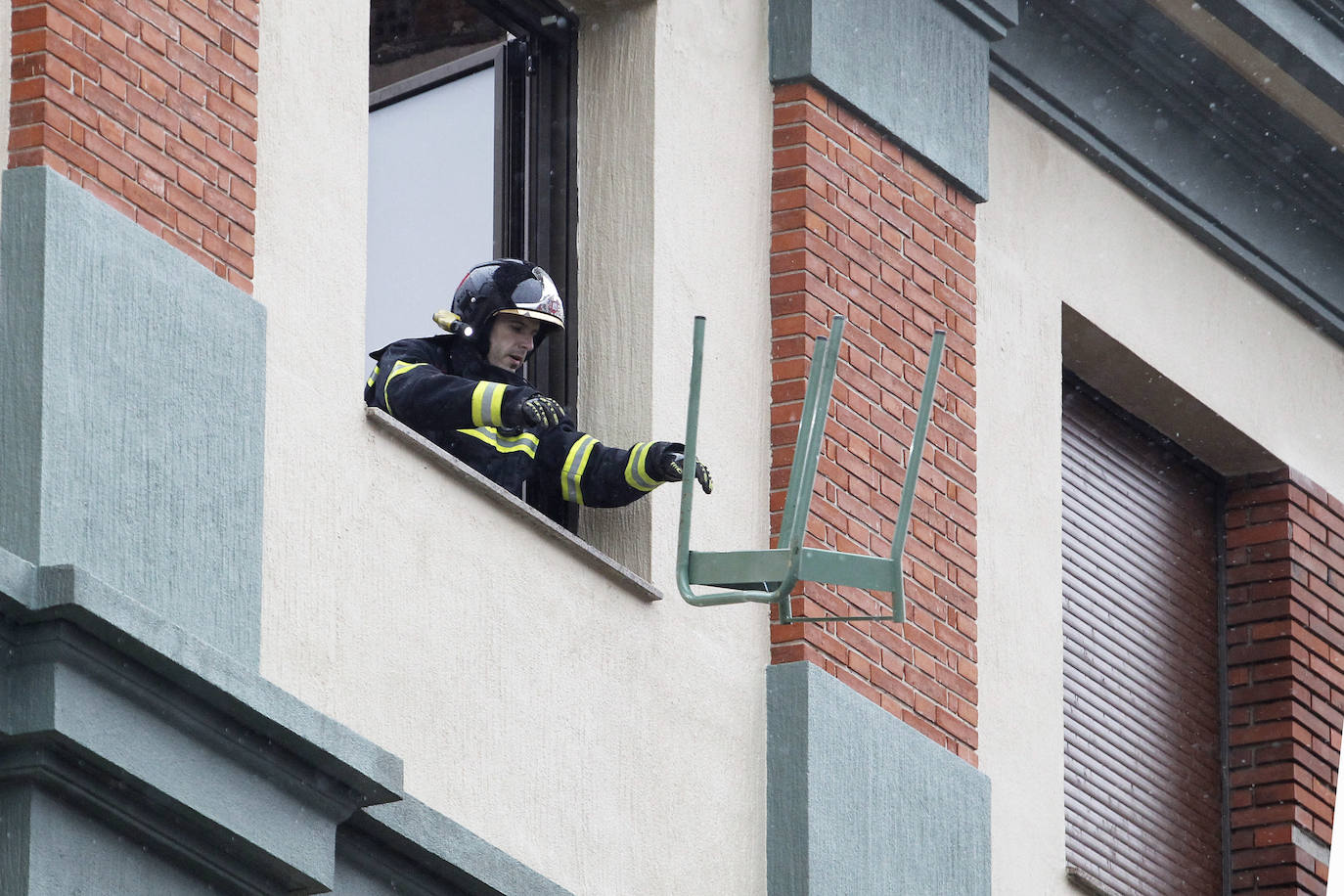Dos personas quedaron atrapadas tras derrumbarse parte del techo del colegio de San Vicente de Paúl, en Gijón. 