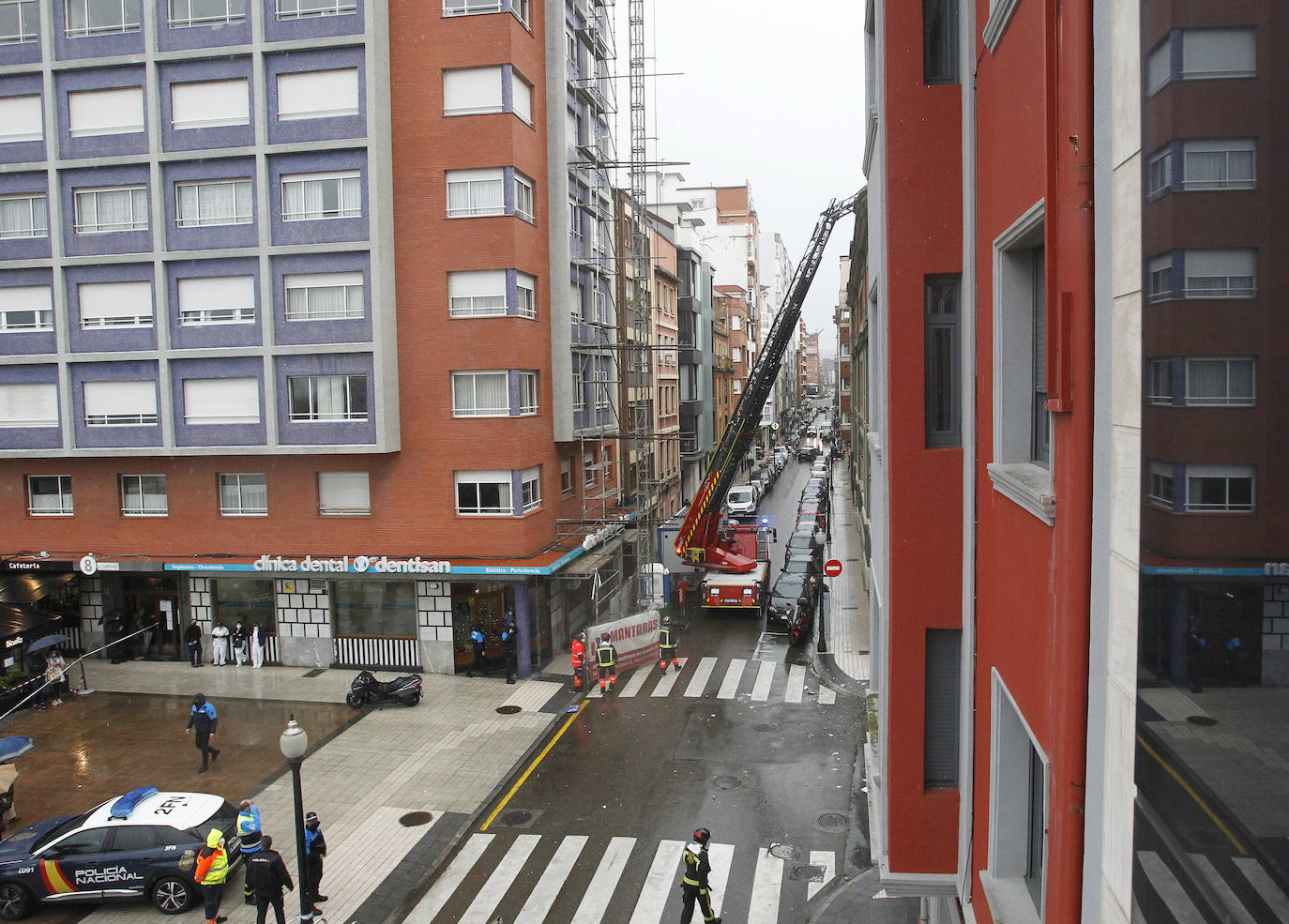 Dos personas quedaron atrapadas tras derrumbarse parte del techo del colegio de San Vicente de Paúl, en Gijón. 